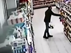 Полиция начала розыски парочки, укравшей 19 банок с красной икрой в Волжском