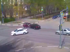 Все, что известно о ДТП с «перевертышем» в Волжском: пострадали дети