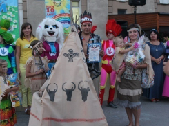 «Парад колясок» в Волжском прошел неожиданно успешно