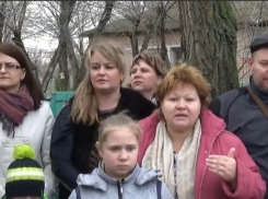 Жители о. Зеленого в Волжском против закрытия детского сада и поликлиники