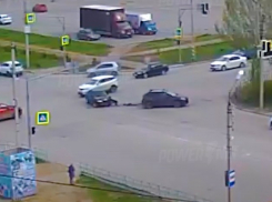 Поворот не туда: авария на перекрестке в Волжском попала на видео