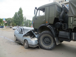 В Волгоградской области 19 летняя автоледи врезалась в Камаз