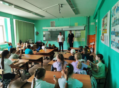 В Волжском сотрудники ГАИ посетили детские пришкольные лагеря