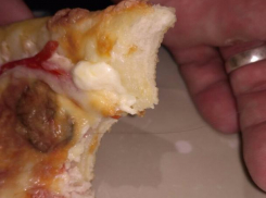 Толстый черный волос в куске своей пиццы из «Aik бистро» нашел парень из Волжского