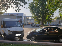 В Волжском столкнулись грузовая ГАЗель и Renault Logan