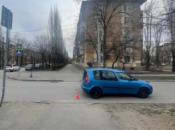 В Волжском на нерегулируемом переходе автомобиль сбил 10-летнюю девочку