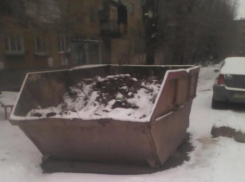 Огромный ковш перегородил пешеходную дорогу в Волжском