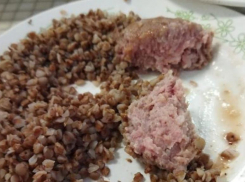 Помои или качественная еда: чем кормят в столовой школьников из Волжского