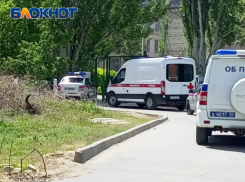 Экстренные службы собрались у здания школы в Волжском