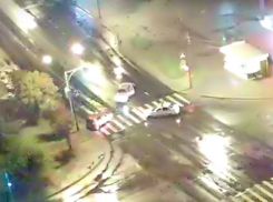 На видео попал гонщик, снесший встречный автомобиль в Волжском