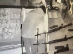 В Волжском произошло ночное ограбление двух тиров: злоумышленников ищут по видео