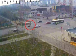 Мотоциклист слетел с байка на полной скорости: видео аварии в Волжском