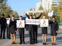 Школьники вышли на улицы Волжского со слоганами и плакатами