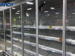 Полки с водой опустели в сетевых магазинах Волжского