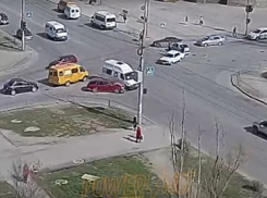 В Волжском на перекрестке улиц Мира и Оломоуцкой произошло два ДТП