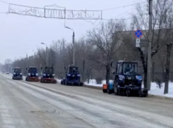 В Волжском на уборку дорог вывели десятки рабочих и спецтехнику