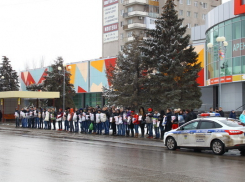 Молодежь Волжского вышла на тротуары с «подушками безопасности» на груди