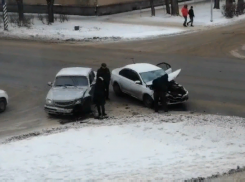 Открыл капот - отвалился бампер: ДТП в старой части Волжского выбило из колеи волжан