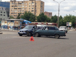 В Волжском на улице Мира столкнулись две легковушки