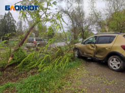 От удара легковушка улетела к магазину: фото с места аварии на Набережной в Волжском