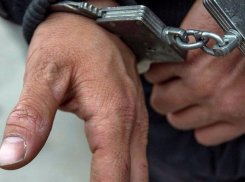 Мужчина жестоко ограбил женщину в Волжском