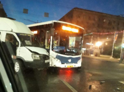Волжская маршрутка пострадала в Волгограде от шаттла