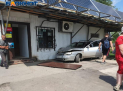 Легковушка в Волжском снесла дверь в продуктовом киоске