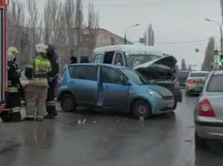 Разбилась маршрутка с пассажирами на бульваре Профсоюзов в Волжском