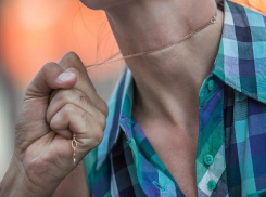 Вор сорвавший две золотые цепочки с шеи волжанки был пойман