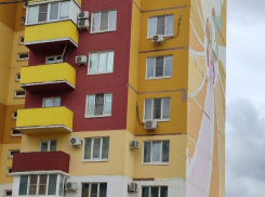 Риск на пятом этаже: в Волжском ребенок игнорирует опасность у открытого окна