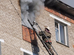 Жилой дом загорелся из-за невнимательности квартирантов в Волжском