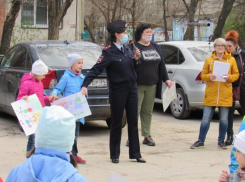 Сотрудники ГИБДД проводят кампанию «Во дворе гуляют дети» в Волжском