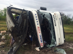 На трассе под Волгоградом перевернулся рейсовый автобус: пострадали 18 пассажиров 