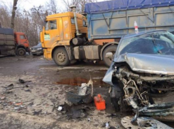 В Волжском иномарка влетела в грузовик