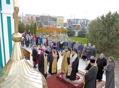 В Волжском воздвигли крест на колокольне 