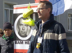 Человек, похожий на Яценюка, организовал акцию оппозиции в Волжском