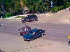 От столкновения авто девушка разбила головой лобовое стекло