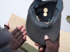 Молодая мать заставляла попрошайничать свою маленькую дочь на улицах Волжского