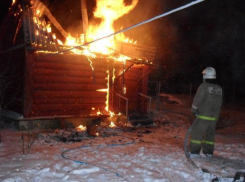 В Среднеахтубинском районе загорелась кровля у бани