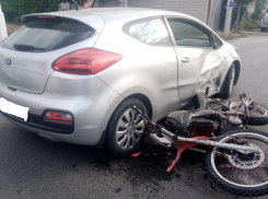 В Волжском иномарка сбила мопед: 18-летний парень в больнице