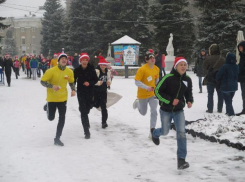Более 150 волжан приняли участие в традиционном забеге Дедов Морозов