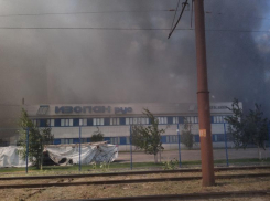 В Волжском горит производство сендвич-панелей