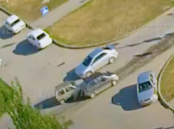 Опрометчивый водитель устроил ДТП на узкой дороге в Волжском