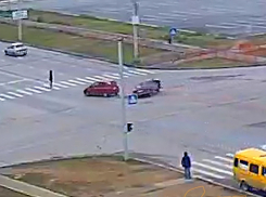 Видео чудесного спасения пешехода в жестком ДТП появилось в Волжском 