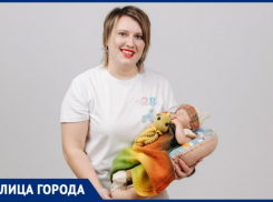 Волжанка вяжет пуповину из шерсти для недоношенных младенцев в реанимации