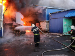 В Волжском сгорели деревянный дом и «Газель»