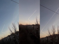Волжанка сфотографировала необычный поворот самолета в небе над Волжским