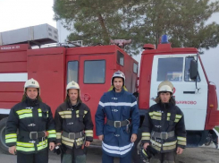 Спасли 4 детей из пожара: волгоградские МЧСники вывели их из огня
