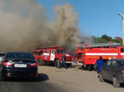 В Средней Ахтубе на выезде с моста горит магазин