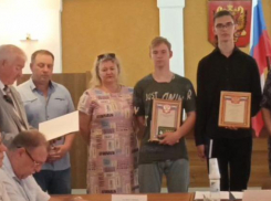 Двух спасителей одноклассницы от 17-летнего изверга наградили близ Волжского